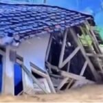 Penampakan rumah semi permamen roboh dan terseret banjir bandang di Kecamatan Purabaya Kabupaten Sukabumi. (Ist)