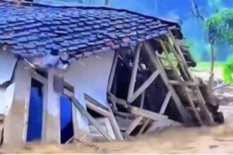 Penampakan rumah semi permamen roboh dan terseret banjir bandang di Kecamatan Purabaya Kabupaten Sukabumi. (Ist)