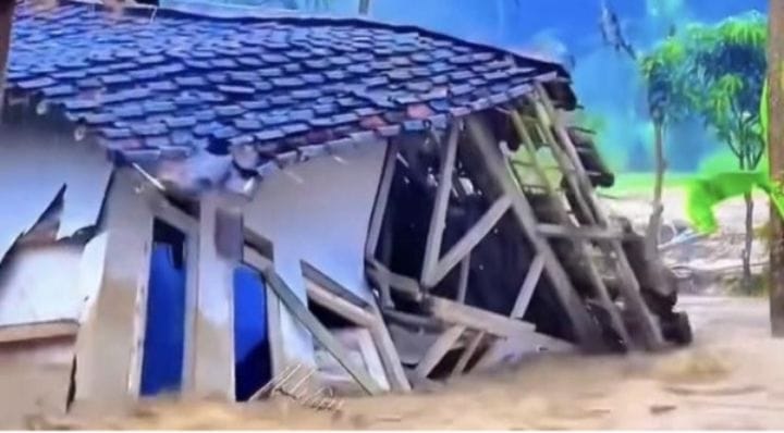 Penampakan rumah semi permamen roboh dan terseret banjir bandang di Kecamatan Purabaya Kabupaten Sukabumi. (Ist)