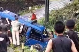 angkot masuk jurang Gara-gara Jalan Licin Angkot Masuk Jurang di Tanjakan Salaeurih Sukajaya Sukabumi