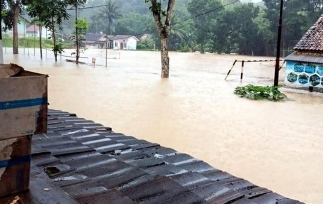 Banjir di Kecamatan Warungkiara Kabupaten Sukabumi. (Prima Arno/Telusurbisnis)