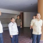 Bupati Aep Syaepuloh memantau GOR Panatayudha didampingi Sekda Asep Aang Rahmatulah dan Kadis PUPR.