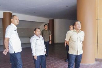 Bupati Aep Syaepuloh memantau GOR Panatayudha didampingi Sekda Asep Aang Rahmatulah dan Kadis PUPR.