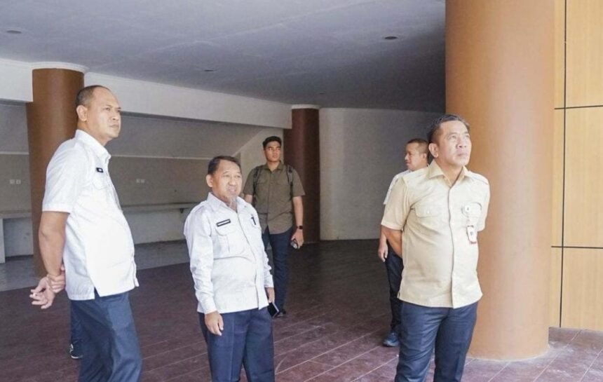 Bupati Aep Syaepuloh memantau GOR Panatayudha didampingi Sekda Asep Aang Rahmatulah dan Kadis PUPR.