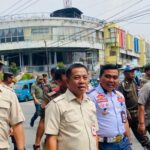 Bupati Karawang Aep Syaepuloh (dua kanan) usai meninjau Plaza Cikampek. (Telusurbisnis)