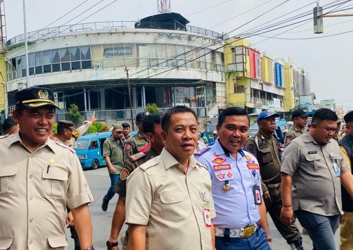 Bupati Karawang Aep Syaepuloh (dua kanan) usai meninjau Plaza Cikampek. (Telusurbisnis)