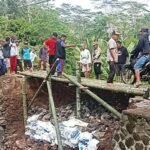 jembatan cipicung ambruk Satu-satunya Jembatan Penghubung Antar Kampung di Sagaranten Ambruk Setelah Diterjang Longsor