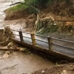 Akibat diguyur hujan deras terus menerus sejumlah ruas jalan dan jembatan di Sukabumi mengalami kerusakan. (Prima Arno/Telusurbisnis)