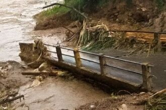 Akibat diguyur hujan deras terus menerus sejumlah ruas jalan dan jembatan di Sukabumi mengalami kerusakan. (Prima Arno/Telusurbisnis)