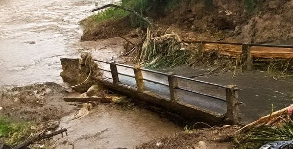 Sukabumi Dikepung Banjir, Hujan Deras Dua Hari 7 Kecamatan Terendam 5 Jembatan Rusak 1 Akibat diguyur hujan deras terus menerus sejumlah ruas jalan dan jembatan di Sukabumi mengalami kerusakan. (Prima Arno/Telusurbisnis)