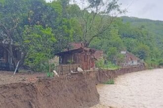 Kampung Cisarua yang terisolir akibat banjir luapan Sungai Cidadap. (Prima Arno/Mediaseruni)