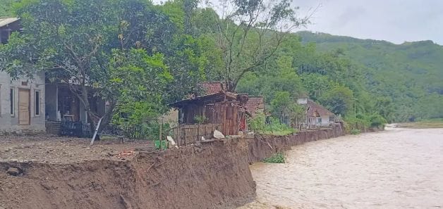 Kampung Cisarua yang terisolir akibat banjir luapan Sungai Cidadap. (Prima Arno/Mediaseruni)