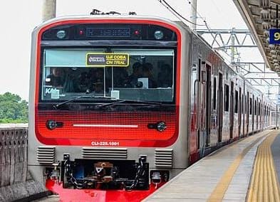 Kereta rel listrik (KRL) jenis Commuter line.