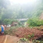 Petugas membersihkan tanah yang menutup Jalan Nasional Bagbagan - Kiaradua, setelah diterjang longsor. (ist)