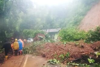 Petugas membersihkan tanah yang menutup Jalan Nasional Bagbagan - Kiaradua, setelah diterjang longsor. (ist)