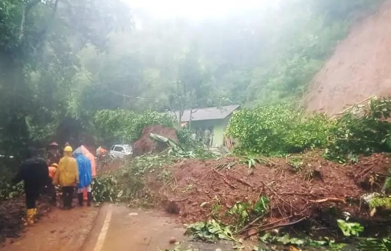 Petugas membersihkan tanah yang menutup Jalan Nasional Bagbagan - Kiaradua, setelah diterjang longsor. (ist)