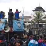 orator buruh menyampaikan penolak mereka terhadap UMSK Jabar 2026. (ist)