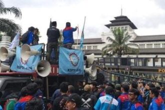 orator buruh menyampaikan penolak mereka terhadap UMSK Jabar 2026. (ist)