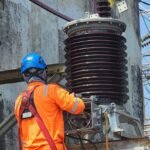 Petugas PLN melakukan perawatan di gardu induk sebagai penguatan sistem kelistrikan jelang Nataru. (dok.PLN)