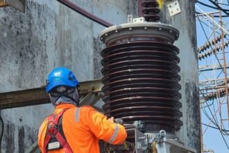 Petugas PLN melakukan perawatan di gardu induk sebagai penguatan sistem kelistrikan jelang Nataru. (dok.PLN)