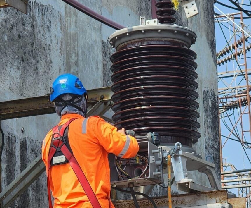 Petugas PLN melakukan perawatan di gardu induk sebagai penguatan sistem kelistrikan jelang Nataru. (dok.PLN)