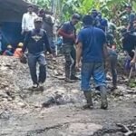 Petugas bersama warga berupaya membantu korban pergerakan tanah. (ist)