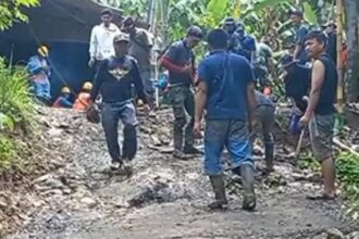 Petugas bersama warga berupaya membantu korban pergerakan tanah. (ist)