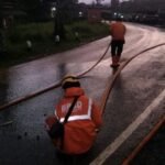 Petugas membersihkan sisa material longsor yang sempat menimbun ruas jalan Provinsi di Kecamatan Nyalindung, Kabupaten Sukabumi. (Prima Arno/Terlusurbisnis)