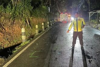 Petugas memperlihatkan lokasi kejadian yang mengakibatkan pemotor beat tewas ditempat. (Prima Andi/Telusurbisnis)