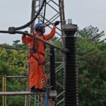 Petugas PLN mengganti Material Utama Disconecting Switch guna meningkatkan keandalan pasokan listrik ke masyarakat. (Dok PLN)