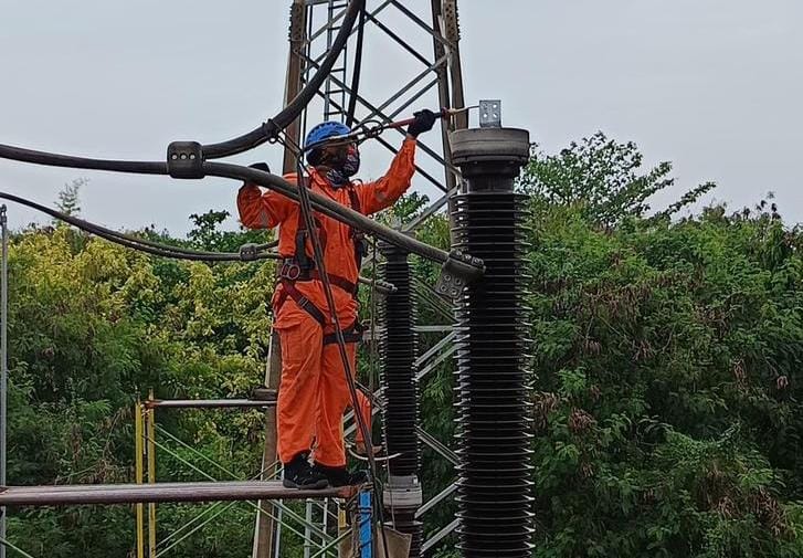 Petugas PLN mengganti Material Utama Disconecting Switch guna meningkatkan keandalan pasokan listrik ke masyarakat. (Dok PLN)