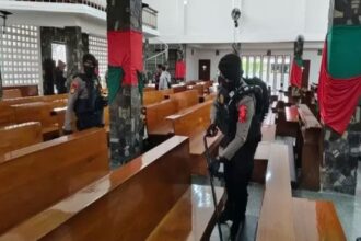Perugas Jibom Gegana Polda Jabar melakukan sterilisasi gereja. (Prima Arno/Telusurbisnis)