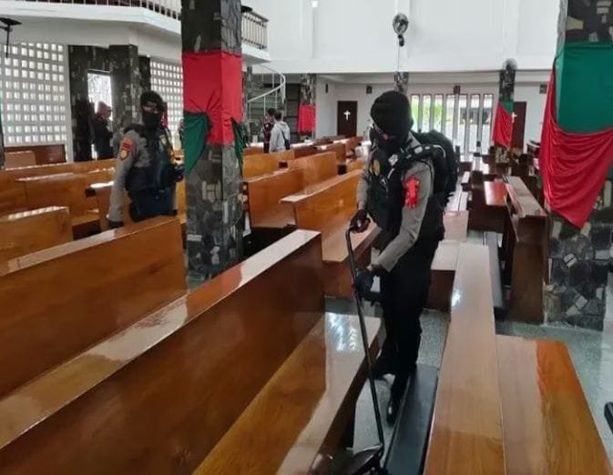 Perugas Jibom Gegana Polda Jabar melakukan sterilisasi gereja. (Prima Arno/Telusurbisnis)