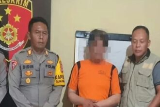 Kapolsek Gunungpuyuh Iptu Didin Waslidin (kiri) usai memberi keterangan pers terkait penangkapan tersangka pencuri tas mahasiswa Sukabumi. (Prima Arno/Telusurbisnis)