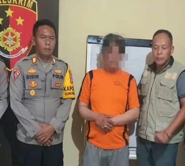 Kapolsek Gunungpuyuh Iptu Didin Waslidin (kiri) usai memberi keterangan pers terkait penangkapan tersangka pencuri tas mahasiswa Sukabumi. (Prima Arno/Telusurbisnis)