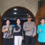 Kapolsek Baros Kompol Iman Prayitno, SH, MH, foto bersama jemaat Gereja Pantekosta Cikole, usai kegiatan Minggu Kasih. (Prima Arno/Telusurbisnis)