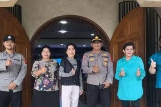 Kapolsek Baros Kompol Iman Prayitno, SH, MH, foto bersama jemaat Gereja Pantekosta Cikole, usai kegiatan Minggu Kasih. (Prima Arno/Telusurbisnis)