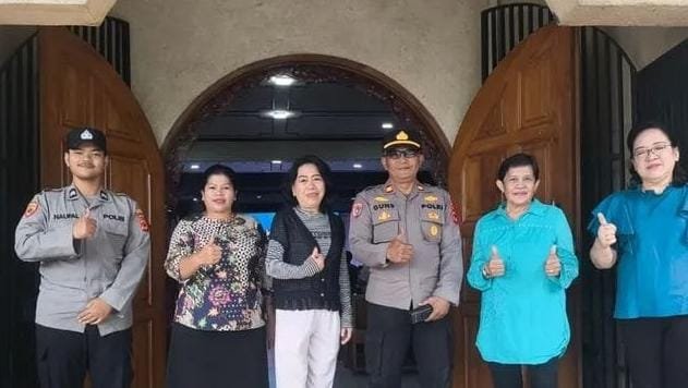 Kapolsek Baros Kompol Iman Prayitno, SH, MH, foto bersama jemaat Gereja Pantekosta Cikole, usai kegiatan Minggu Kasih. (Prima Arno/Telusurbisnis)