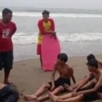 Delapan wisatawan yang berhasil dievakuasi petugas setelah sempat terseret ombak ke tengah laut. (Prima Arno/Telusurbisnis)