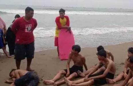 Delapan Wisatawan Terseret Ombak di Pantai Kebon Kelapa Cisolok 1 Delapan wisatawan yang berhasil dievakuasi petugas setelah sempat terseret ombak ke tengah laut. (Prima Arno/Telusurbisnis)