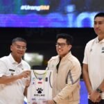 Wagub Jabar Erwan Setiawan saat peluncuran jersey Satria Muda Pertamina di Bandung. (Ist)