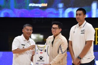 Wagub Jabar Erwan Setiawan saat peluncuran jersey Satria Muda Pertamina di Bandung. (Ist)