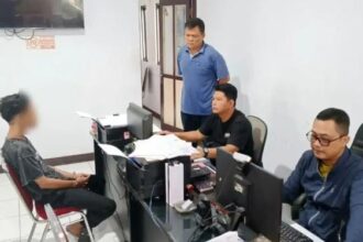 Petugas memeriksa tersangka pelaku penganiaya sadis bersenjata pisau kater. (Prima Arno/TELUSURBISNIS)