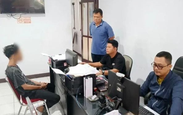 Petugas memeriksa tersangka pelaku penganiaya sadis bersenjata pisau kater. (Prima Arno/TELUSURBISNIS)