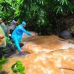 IMG 20260117 WA0036 Seram! Ada Pria Tua Misterius di Ambulans yang Akan Bawa Mayat tak Dikenal di Sungai Darismin