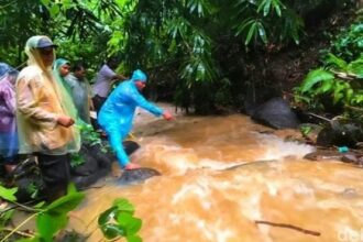 IMG 20260117 WA0036 Seram! Ada Pria Tua Misterius di Ambulans yang Akan Bawa Mayat tak Dikenal di Sungai Darismin