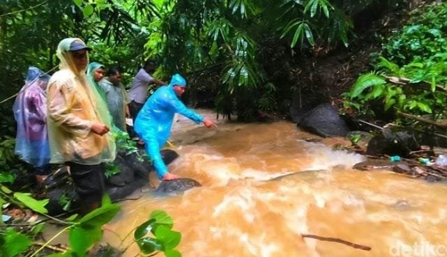 IMG 20260117 WA0036 Seram! Ada Pria Tua Misterius di Ambulans yang Akan Bawa Mayat tak Dikenal di Sungai Darismin