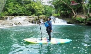 Keindahan alam wisata Leuwi Bundeur dengan kejernihan airnya menarik minat wisatawan untuk mengunjungi. (Prima Arno/Telusurbisnis)