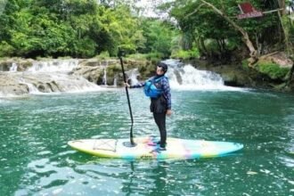 Keindahan alam wisata Leuwi Bundeur dengan kejernihan airnya menarik minat wisatawan untuk mengunjungi. (Prima Arno/Telusurbisnis)