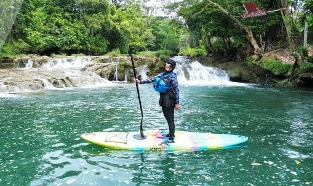 Keindahan alam wisata Leuwi Bundeur dengan kejernihan airnya menarik minat wisatawan untuk mengunjungi. (Prima Arno/Telusurbisnis)